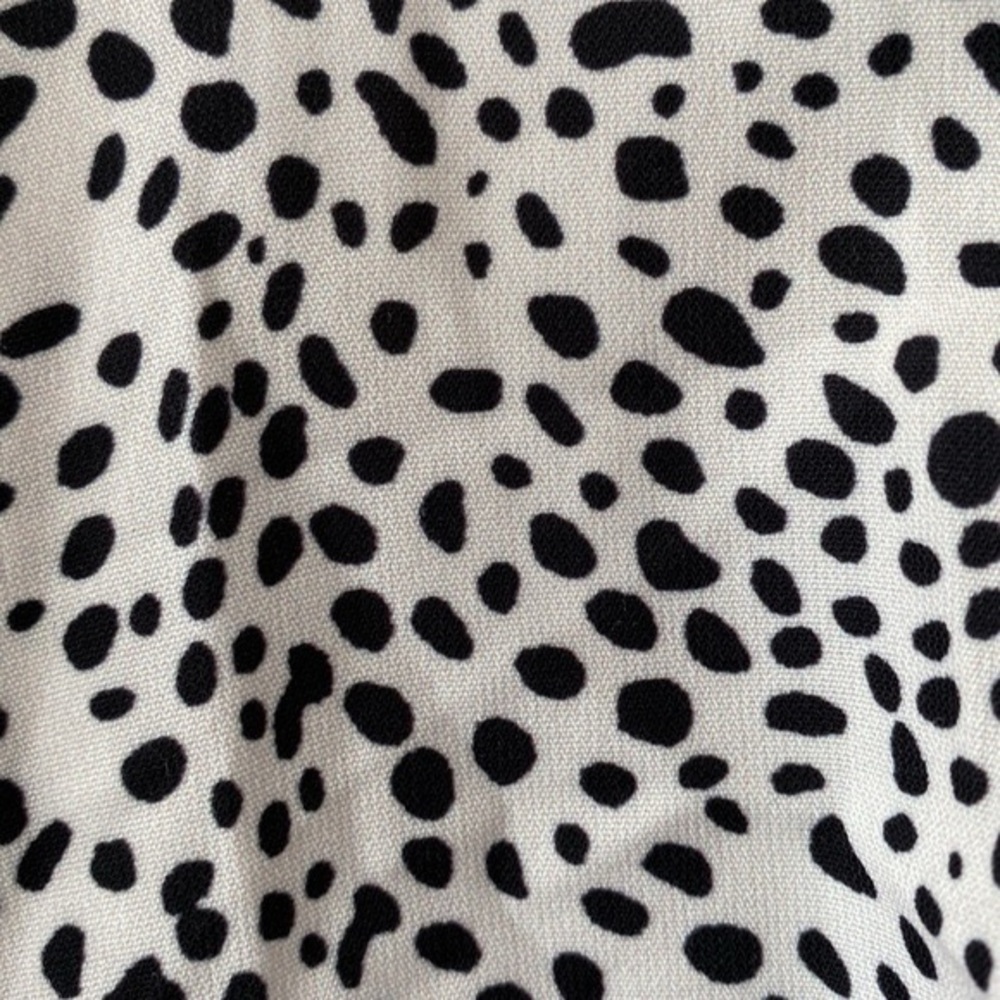 SHEIN V-cay Tie Front Ruffle Hem Top - Picture 4 of 6